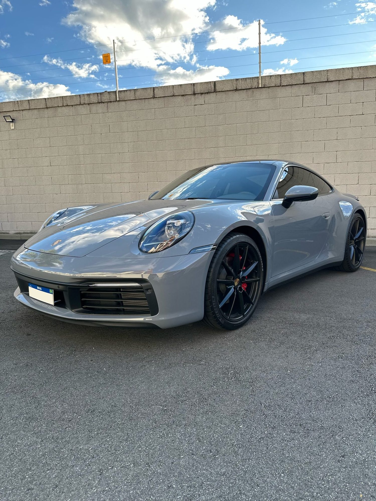 Porsche 911 Carrera cinza ártico visto de frente