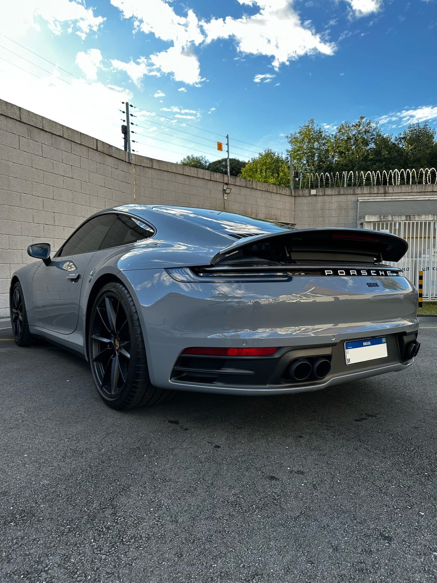 Traseira do Porsche 911 Carrera cinza